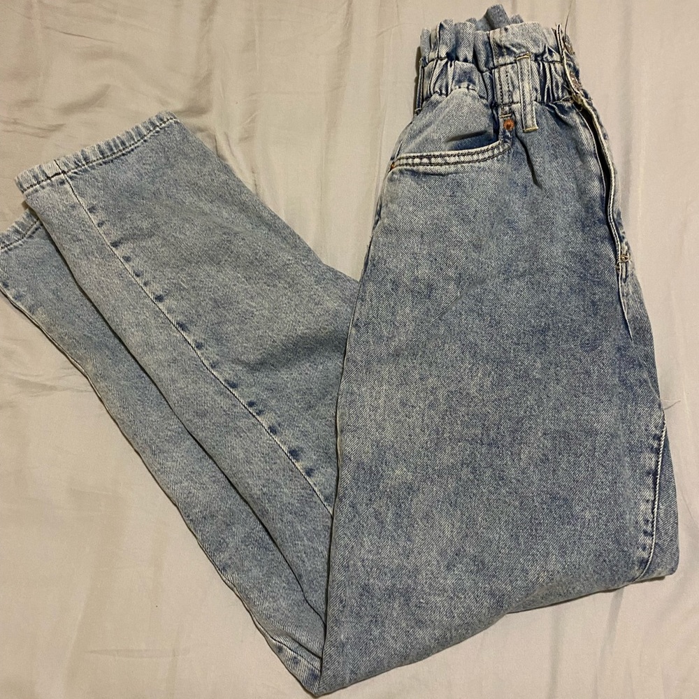 faded blue jeans 00